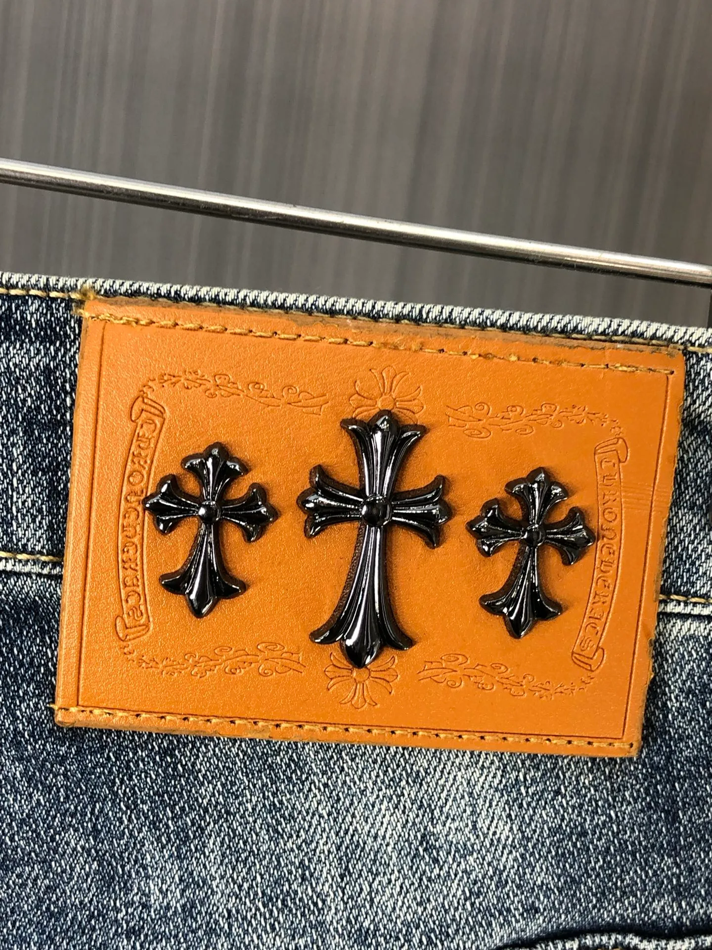 P220 chrome hearts denim shorts, the latest new men's jeans for spring and summer 2025! Heavy-duty washed denim fabric, customized fabric is softer and more comfortable than ordinary denim fabric! Ultra-heavy industrial washing process and double process washing. The entire pair of pants has a comfortable feel, top-notch fineness and breathability. All hardware brand logos are custom-made, and the materials are selected with the best attributes. The elasticity of the fabric is very good and the comfort is great! The low-key design style is simple and elegant. Yardage: 28-38 (no 35.37)